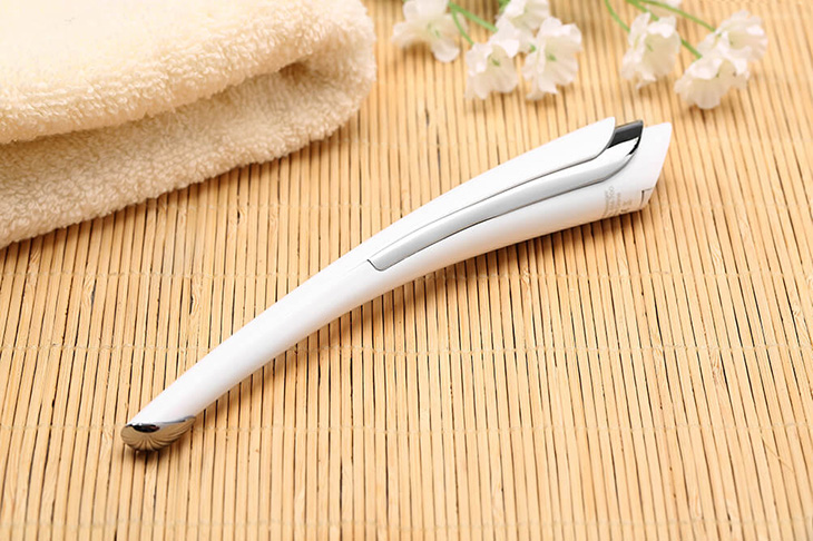 Máy massage mắt Lifetrons EM-700 có thiết kế vô cùng nhỏ gọn, tiện lợi