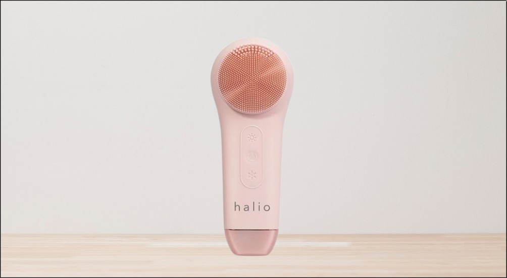 Máy rửa mặt và massage Halio 5 in 1 Peach Fuzz có công nghệ ánh sáng đỏ và ánh sáng xanh hỗ trợ chăm sóc da chuyên sâu