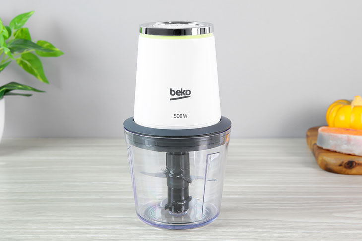 Lưỡi dao trên máy xay thịt Beko CHP7504W sẽ quay và chém thịt thành những miếng nhỏ như mong muốn của bạn