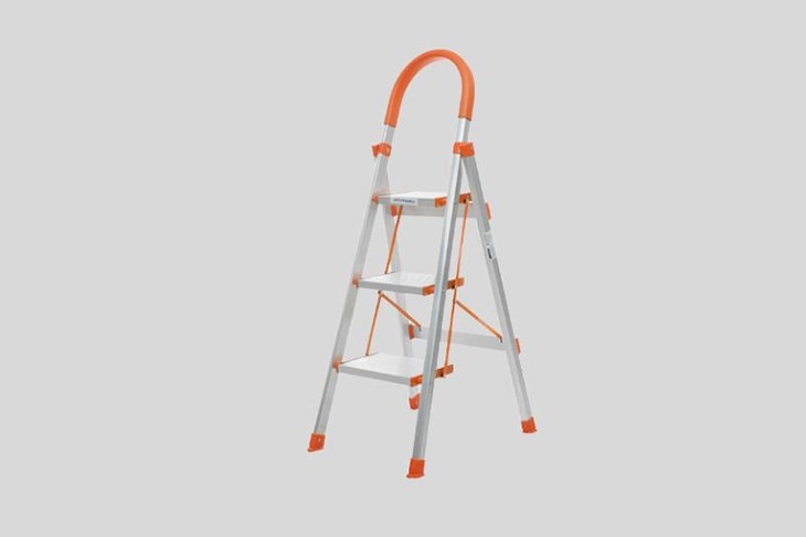 Thang nhôm ghế 3 bậc Advindeq ADS-703 có tay cầm giúp phụ nữ và người già sử dụng dễ dàng
