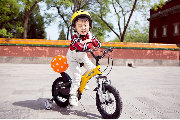 Đạp xe đạp giúp bé 3 tuổi có rèn luyện xương khớp chắc khoẻ