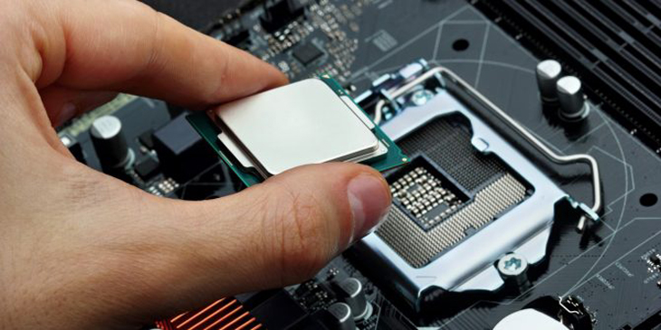 Nhấc con chip cũ ra ngoài.