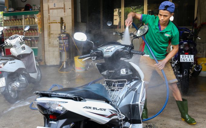 Không rửa xe khi động cơ còn đang nóng