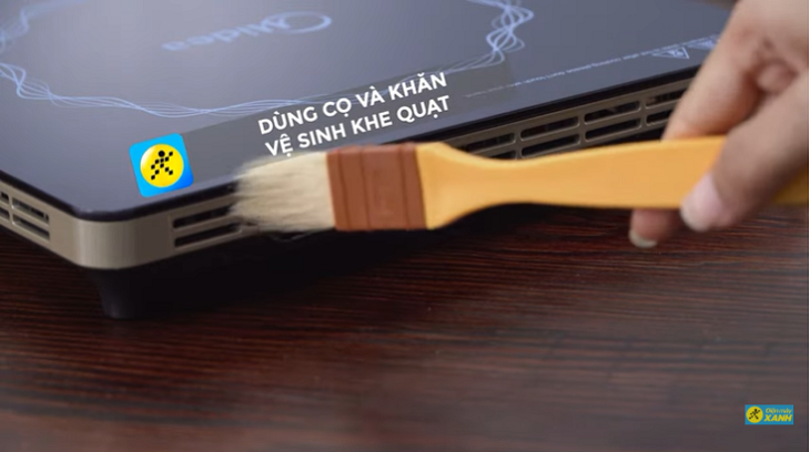 Dùng cọ và khăn vệ sinh khe quạt