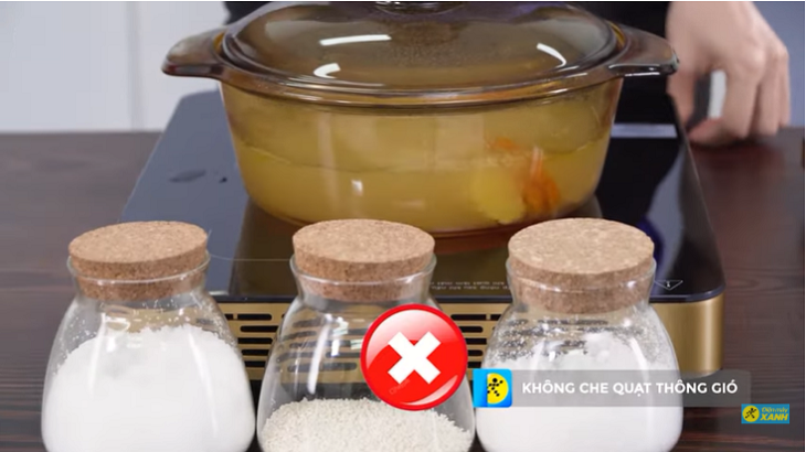 Không nên xếp đồ che quạt thông gió