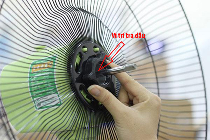 quạt điện thông thường cần tra dầu sau một thời gian sử dụng
