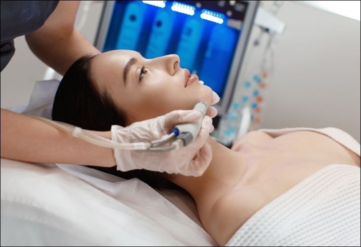Công nghệ điện phân được sử dụng để loại bỏ các chất bẩn và tế bào chết trên da
