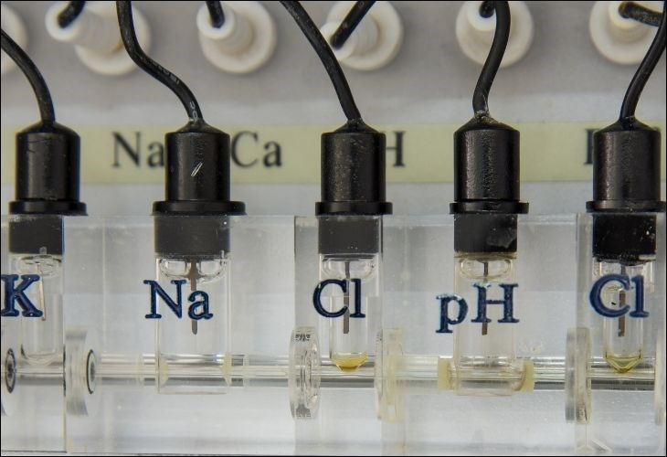 Công nghệ điện phân giúp giữ lại các khoáng chất có lợi như Na+, Cl-, Ca2+, Mg2+, K+,…