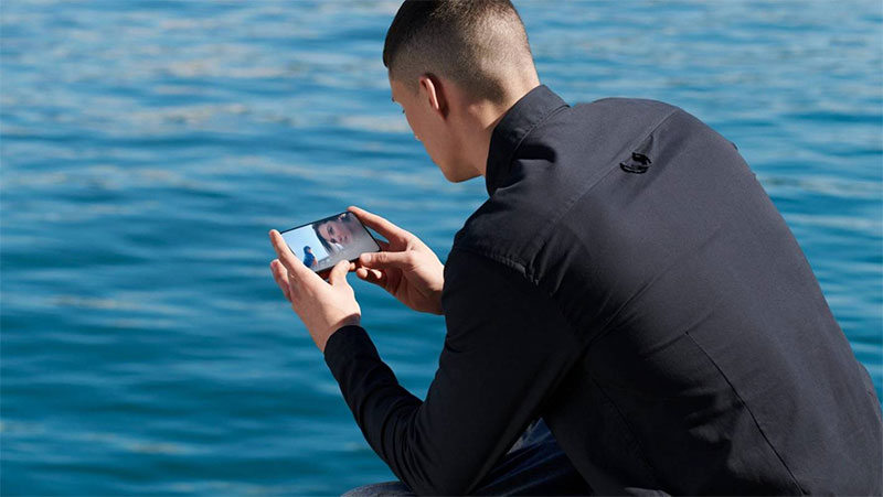 Màn hình Sunlight Super AMOLED thích ứng tốt với ánh sáng mạnh ngoài trời