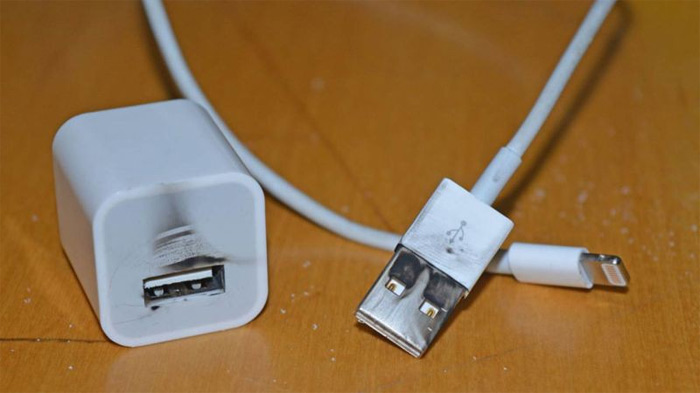 Sử dụng củ sạc hoặc cáp sạc không rõ nguồn gốc, kém chất lượng.
