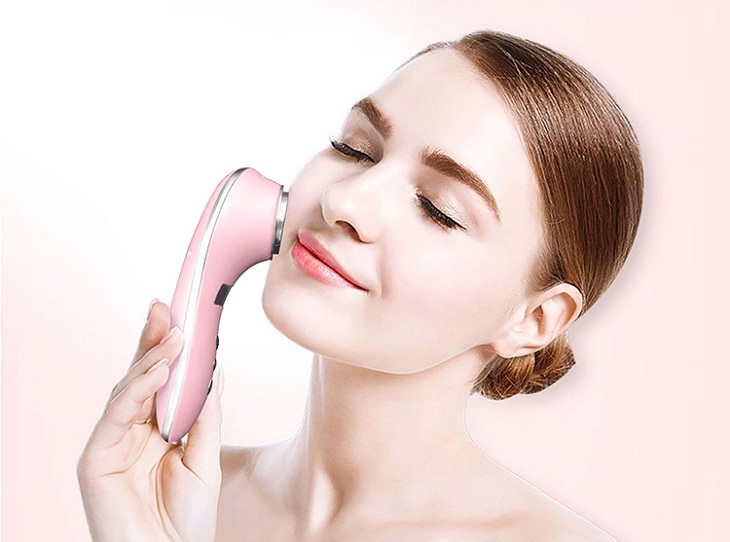 Nên sử dụng máy massage mặt cho mụn đầu đen, đầu trắng