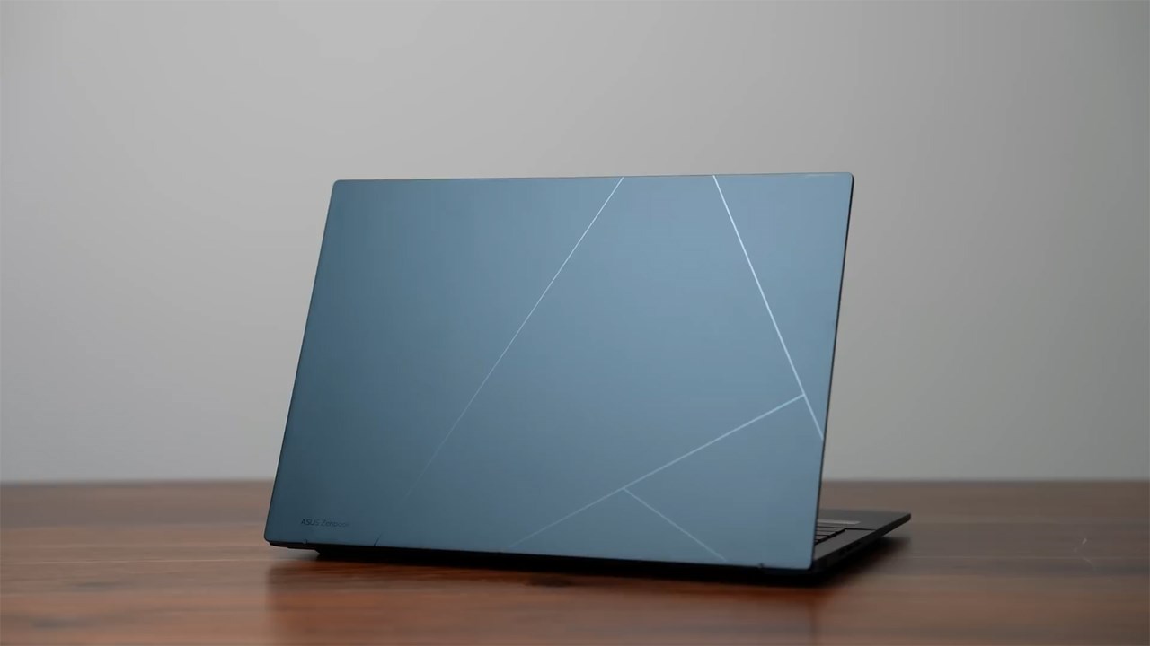 ASUS Zenbook 14 OLED UX3406 có ngoại hình không khác biệt nhiều so với các thế hệ trước. Nguồn: Matthew Moniz