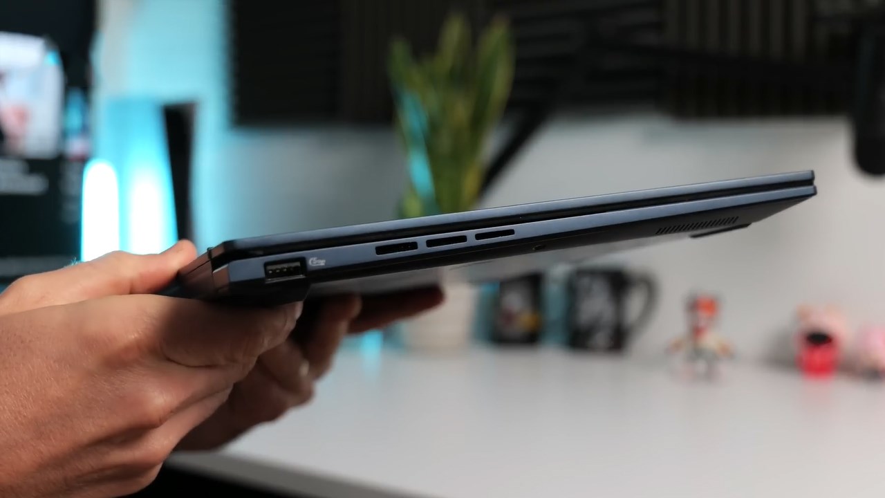 Cạnh trái của ASUS Zenbook 14 OLED UX3406