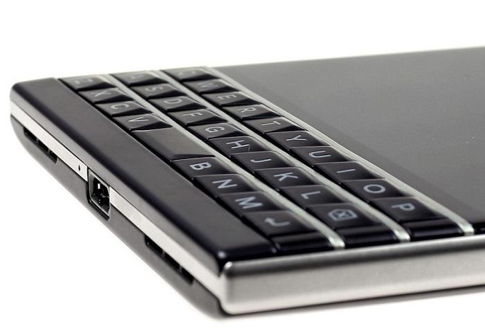 Bàn phím QWERTY thông minh hỗ trợ cảm ứng của BlackBerry Passport