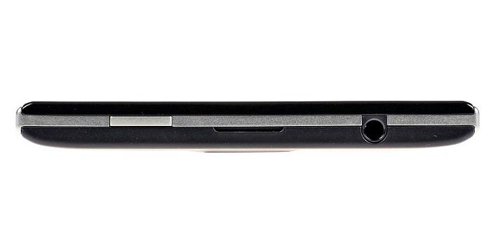 Nút mở sáng màn hình và jack cắm tai nghe 3.5mm ở đỉnh máy