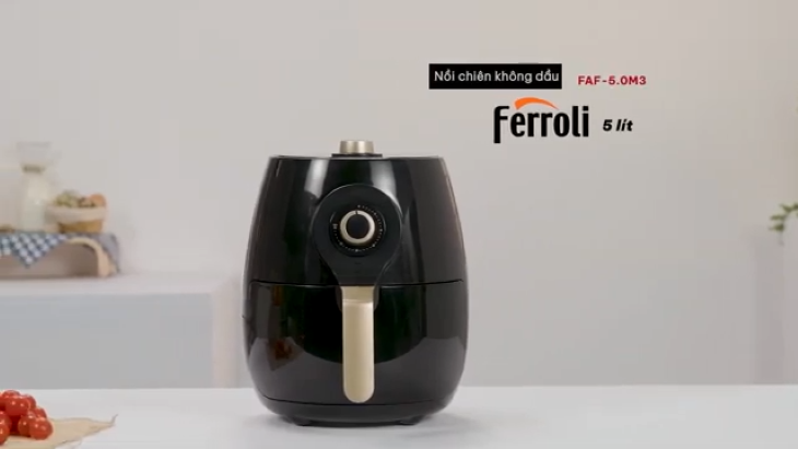 Nồi chiên không dầu Ferroli FAF-5.0M3 có thiết kế bầu bĩnh, màu đen bóng sang trọng