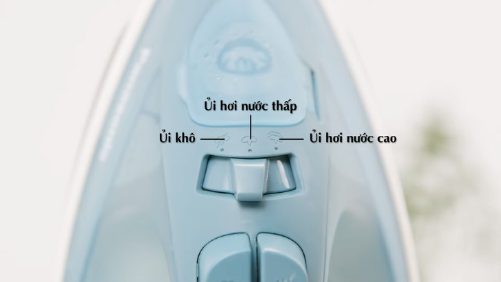 Cần gạt điều chỉnh chế độ ủi khô và 2 mức ủi hơi nước trên tay cầm