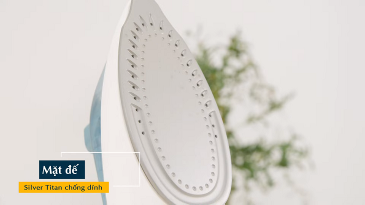 Mặt đế bàn ủi Panasonic bằng Silver Titan với nhiều lỗ thoát hơi nước