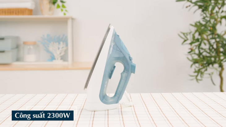 Công suất 2300W giúp bàn ủi Panasonic làm nóng nhanh chỉ trong 45 giây