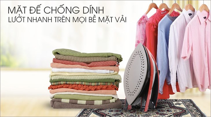 Mặt đế bàn ủi hơi nước Panasonic NI-W410TSRRA 2200W làm từ Titanium phủ chống dính, lướt êm trên mặt vải