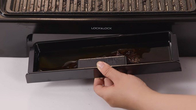 Khay hứng dầu mỡ thừa của bếp nướng điện Lock&Lock khá dày dặn
