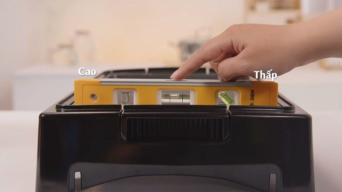 Khung bếp nướng điện được thiết kế nâng cao một bên để thoát mỡ thừa