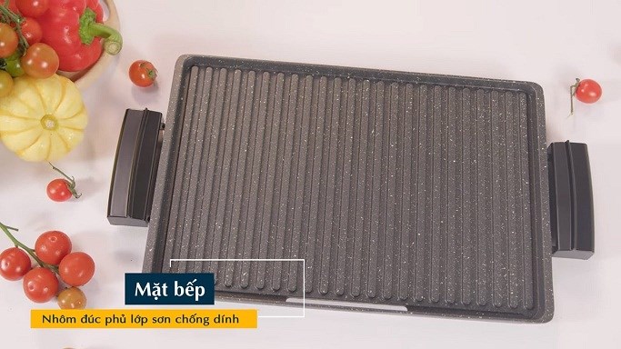 Cận cảnh mặt bếp nướng điện Lock&Lock làm từ nhôm đúc phủ chống dính