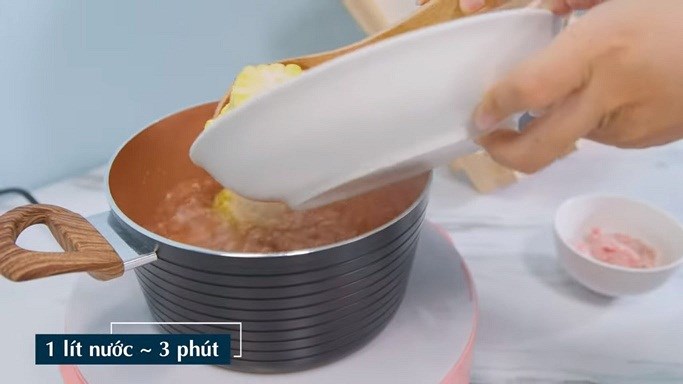 Nấu canh nhanh chóng với bếp từ Hawonkoo trong 3 phút