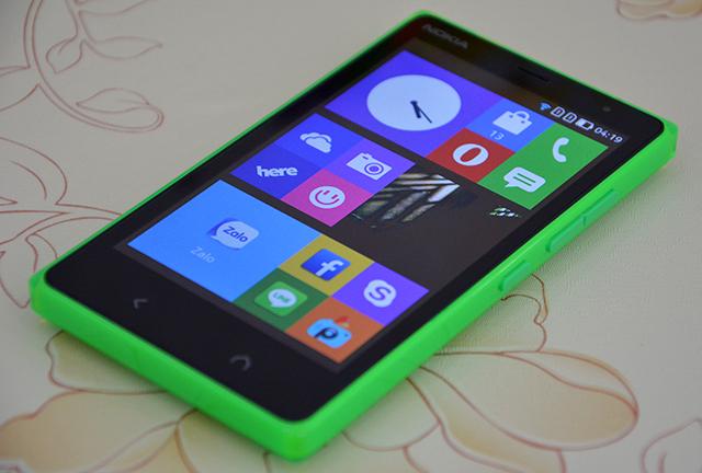 Nokia X2 có màn hình hiển thị khá tốt, góc nhìn rộng