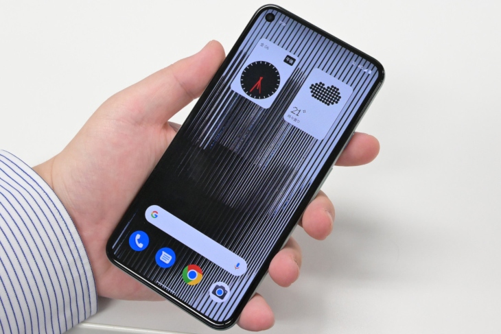 Máy được trang bị màn hình AMOLED tích hợp cảm biến vân tay ẩn