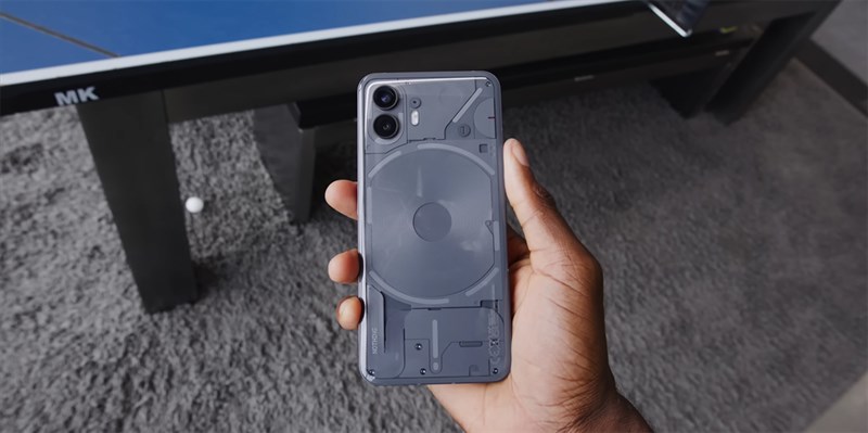 Thiết kế mặt lưng trong suốt ấn tượng trên Nothing Phone (2)