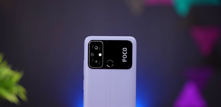 Mặt lưng của POCO C55 được gia công từ chất liệu giả da độc đáo, giúp hạn chế bám dính mồ hôi và vân tay