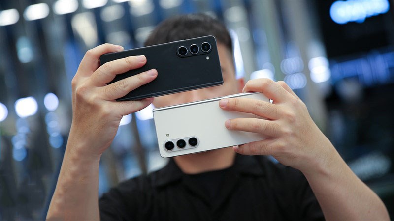 Galaxy Z Fold 5 được Samsung trang bị RAM 12 GB cho khả năng vận hành đa nhiệm mượt mà