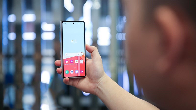 Màn hình ngoài của Galaxy Z Fold 5 vẫn sở hữu kích thước 6.2 inch quen thuộc