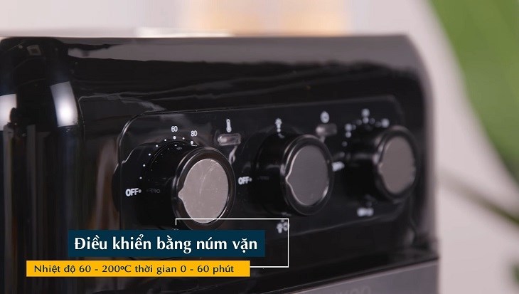 Bảng điều khiển dạng núm vặn cơ của lò chiên không dầu Hawonkoo AFH 100, dễ sử dụng.