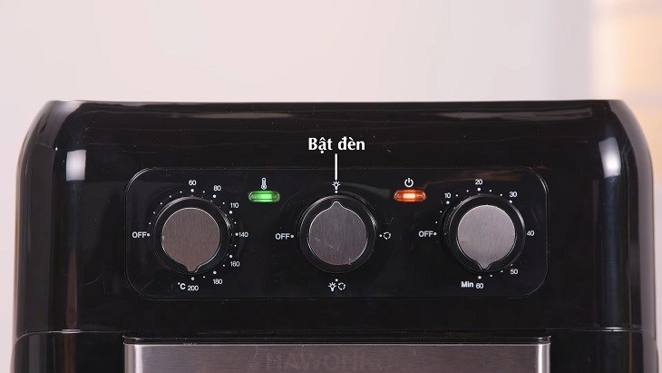 Bật chức năng đèn bên trong lò chiên Hawonkoo để quan sát thực phẩm.