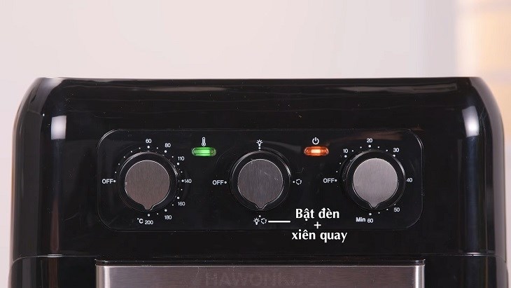 Bật đồng thời chức năng đèn và xiên quay trên lò chiên Hawonkoo AFH 100.