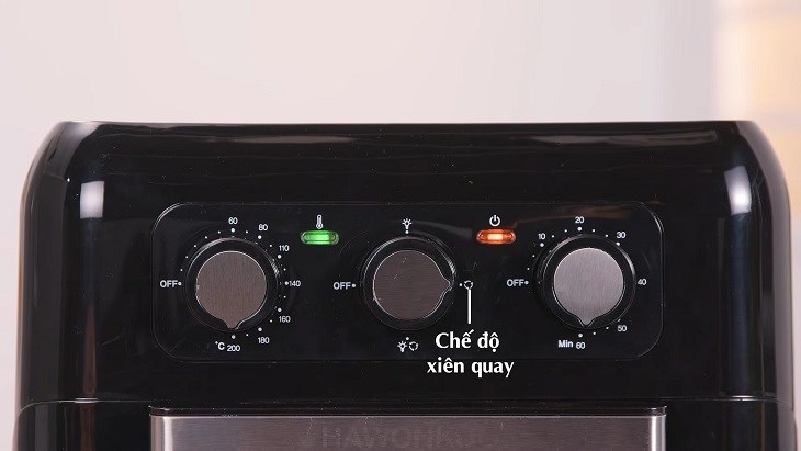Bật chế độ xiên quay trên bảng điều khiển của lò chiên không dầu Hawonkoo AFH 100.