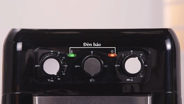 Đèn báo hiệu màu xanh và đỏ cho biết lò chiên Hawonkoo đang hoạt động.