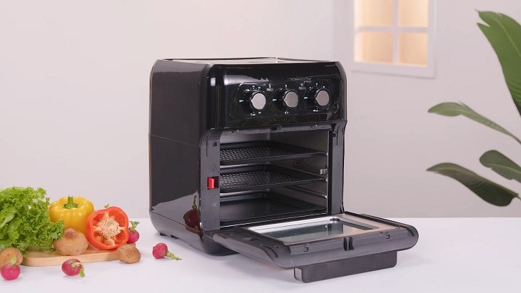 Người dùng dễ dàng đưa khay nướng vào bên trong lò chiên không dầu Hawonkoo AFH 100.