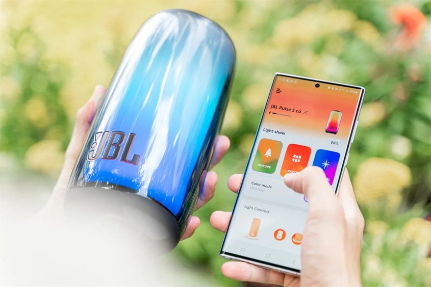 Thông qua ứng dụng JBL Connect, bạn có thể dễ dàng điều chỉnh loa từ xa