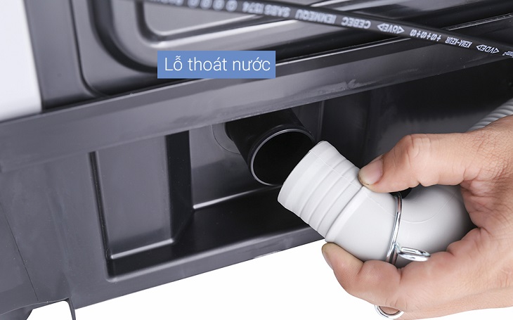 Lỗ thoát nước đi kèm ống thoát nước rộng