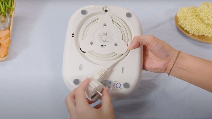 Dây điện dài 50 cm có thể quấn gọn dưới đế nguồn
