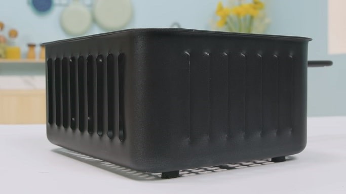 Rổ chiên có nhiều rãnh thoát khí và đệm cao su bên dưới của lò nướng Lock&Lock EJF291BLK