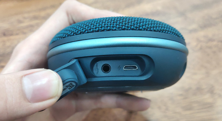 Cổng 3.5mm và cổng sạc Micro USB trên loa JBL Clip 3