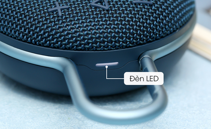 JBL Clip 3 trang bị đèn LED báo pin phía trên loa