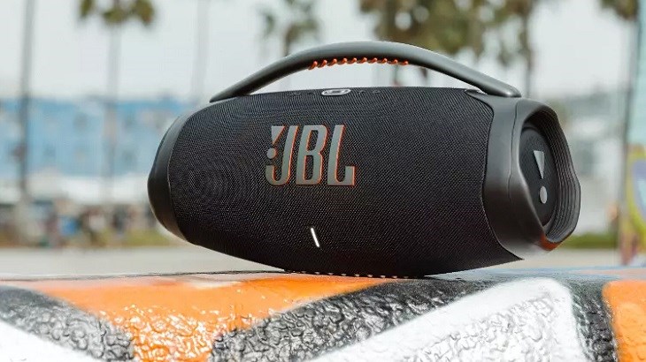 Chân đế viền cao su giúp loa JBL Boombox 3 trụ vững trên mọi mặt phẳng