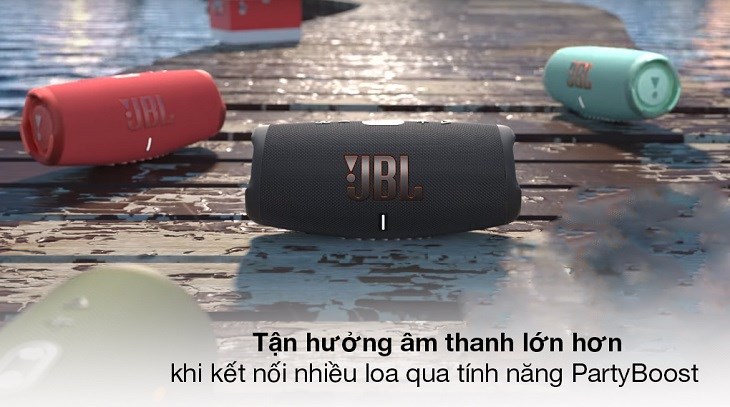 Tính năng PartyBoost giúp Charge 5 kết nối nhiều loa cùng lúc, cho người dùng tận hưởng âm thanh lớn hơn