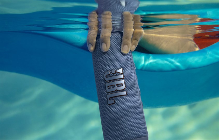 Loa Bluetooth JBL Flip 6 có khả năng chống nước, chống bụi tốt