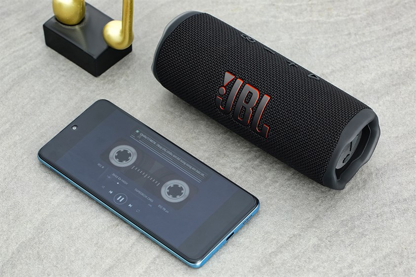 Công nghệ PartyBoost cho phép loa Bluetooth JBL Flip 6 tạo thành hệ thống âm thanh đa kênh